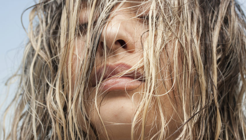 Lavar o cabelo todos os dias faz mal? Aprenda a higienizar corretamente