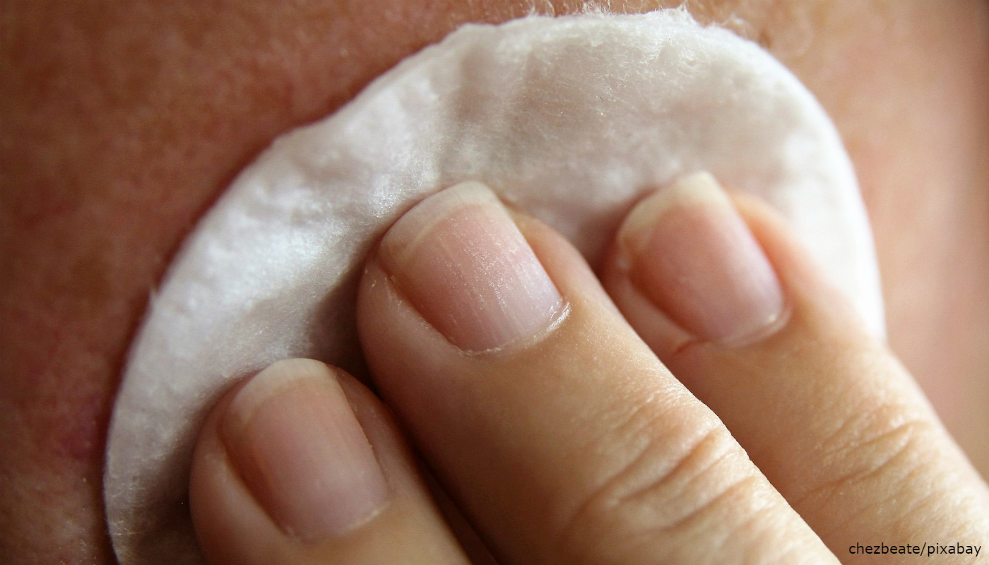 Limpando a pele com algodão.